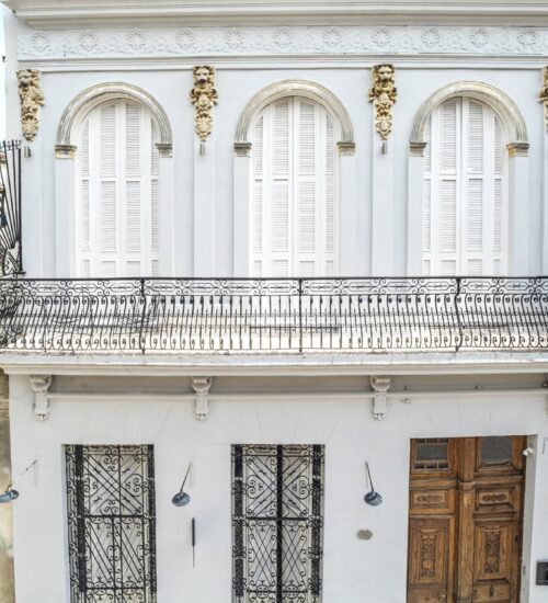 The residence itself was completely renovated in 2018-2020, and fully restored to its former glory, with all the building’s original elements painstakingly preserved. Embraced by the ‘raw’ beauty of its historical surroundings, the building is blending in, yet behind its stately facade you will be welcomed in a surprisingly luxury and modern urban retreat